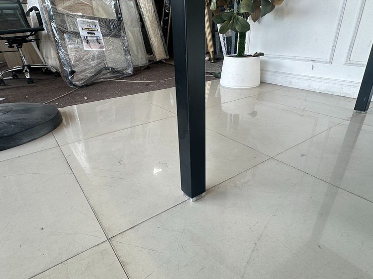 โต๊ะทำงาน ทรงสูง ท็อปมีรางปลั๊ก ฝาพลาสติกเปิดได้ 2 ฝั่ง โครงขาเหล็กสีดำ (ขนาดกว้าง 300 CM.)  รูปที่ 12