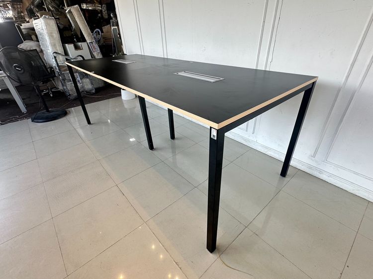 โต๊ะทำงาน ทรงสูง ท็อปมีรางปลั๊ก ฝาพลาสติกเปิดได้ 2 ฝั่ง โครงขาเหล็กสีดำ (ขนาดกว้าง 300 CM.)  รูปที่ 3