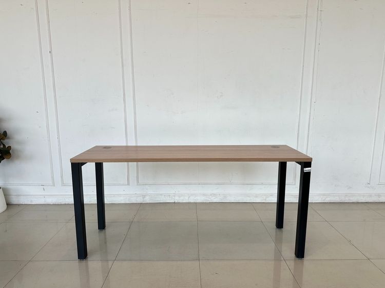 โต๊ะทำงาน ท็อปไม้ MDF สีน้ำตาล มีรางปลั๊กไฟ โครงขาเหล็กสีดำ (ขนาดกว้าง 160CM.) 