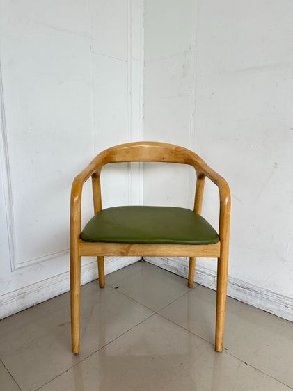 เก้าอี้นวม/เก้าอี้มีที่เท้าแขน ผ้าหุ้มเบาะ เก้าอี้อาร์มแชร์ สไตล์โมเดิร์น เบาะหุ้มหนัง PU สีเขียว โครงขาและพักแขนไม้จริง