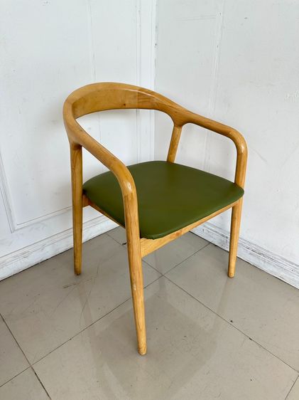 เก้าอี้อาร์มแชร์ สไตล์โมเดิร์น เบาะหุ้มหนัง PU สีเขียว โครงขาและพักแขนไม้จริง รูปที่ 3