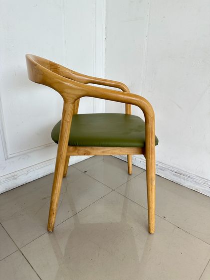 เก้าอี้อาร์มแชร์ สไตล์โมเดิร์น เบาะหุ้มหนัง PU สีเขียว โครงขาและพักแขนไม้จริง รูปที่ 4