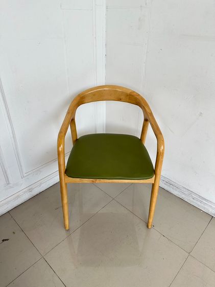 เก้าอี้อาร์มแชร์ สไตล์โมเดิร์น เบาะหุ้มหนัง PU สีเขียว โครงขาและพักแขนไม้จริง รูปที่ 2