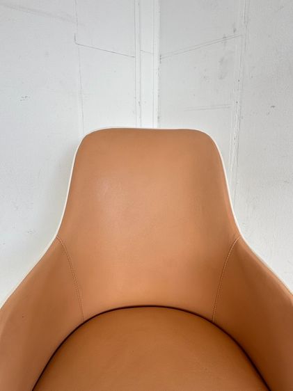 เก้าอี้ เบาะหนัง PU สีส้ม โครงสีขาว ขอบพักแขนกุ้นหนัง PU สีขาว ปลายขาสแตนเลสสีทองเหลือง รูปที่ 5