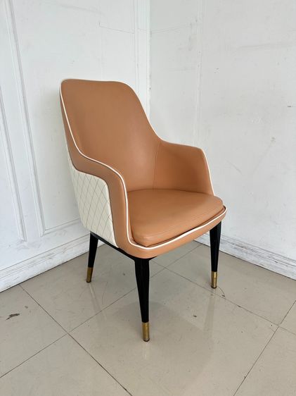 เก้าอี้ เบาะหนัง PU สีส้ม โครงสีขาว ขอบพักแขนกุ้นหนัง PU สีขาว ปลายขาสแตนเลสสีทองเหลือง รูปที่ 2