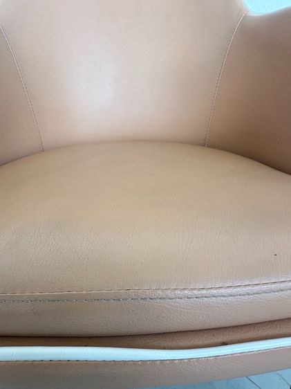 เก้าอี้ เบาะหนัง PU สีส้ม โครงสีขาว ขอบพักแขนกุ้นหนัง PU สีขาว ปลายขาสแตนเลสสีทองเหลือง รูปที่ 8