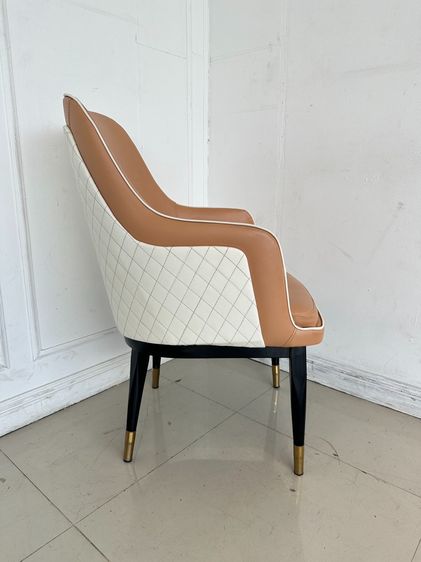 เก้าอี้ เบาะหนัง PU สีส้ม โครงสีขาว ขอบพักแขนกุ้นหนัง PU สีขาว ปลายขาสแตนเลสสีทองเหลือง รูปที่ 3