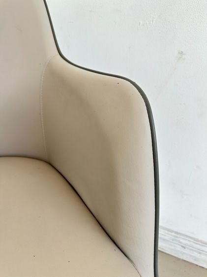 เก้าอี้ เบาะหนัง PU สีเทา หลังสีเทาเข้ม โครงขาเหล็กสีดำ ปลายขาสแตนเลสสีทอง รูปที่ 7