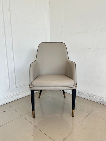 เก้าอี้นวม/เก้าอี้มีที่เท้าแขน หนังเทียม เก้าอี้ เบาะหนัง PU สีเทา หลังสีเทาเข้ม โครงขาเหล็กสีดำ ปลายขาสแตนเลสสีทอง