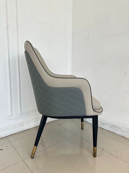 เก้าอี้ เบาะหนัง PU สีเทา หลังสีเทาเข้ม โครงขาเหล็กสีดำ ปลายขาสแตนเลสสีทอง รูปที่ 4