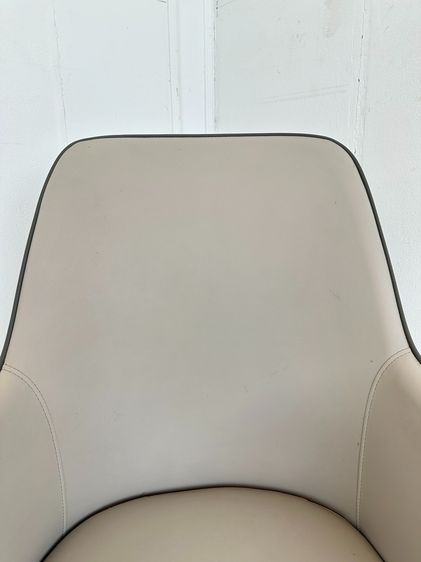 เก้าอี้ เบาะหนัง PU สีเทา หลังสีเทาเข้ม โครงขาเหล็กสีดำ ปลายขาสแตนเลสสีทอง รูปที่ 6