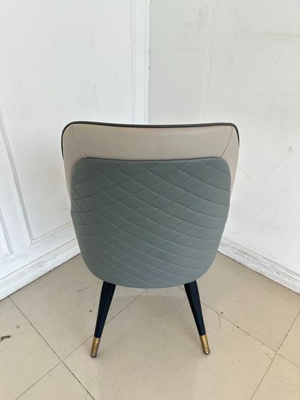 เก้าอี้ เบาะหนัง PU สีเทา หลังสีเทาเข้ม โครงขาเหล็กสีดำ ปลายขาสแตนเลสสีทอง รูปที่ 5