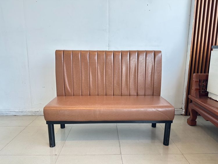 น้ำตาล 3 ที่นั่ง โซฟา 2 ที่นั่ง เบาะและพิงหลังหนัง PU สีส้ม โครงขาเหล็กสีดำ 