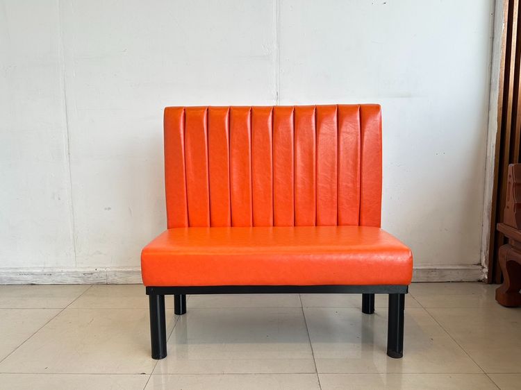 โซฟา 2 ที่นั่ง เบาะและพิงหลังหนัง PU สีส้ม โครงขาเหล็กสีดำ (ตัวเล็ก)