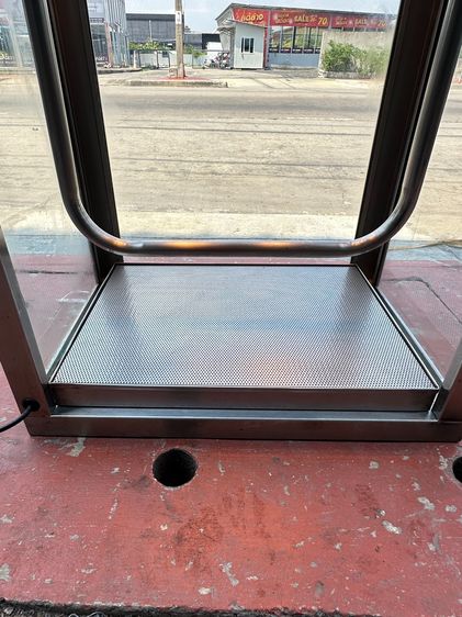 ตู้โชว์สแตนเลส ด้านในไฟและราวแขวน โครงฐานสแตนเลสติดกระจกใส 3 ด้าน รูปที่ 9