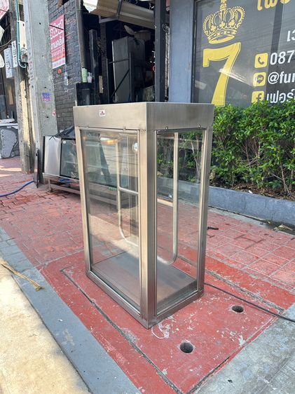ตู้โชว์สแตนเลส ด้านในไฟและราวแขวน โครงฐานสแตนเลสติดกระจกใส 3 ด้าน รูปที่ 3