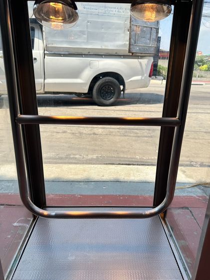 ตู้โชว์สแตนเลส ด้านในไฟและราวแขวน โครงฐานสแตนเลสติดกระจกใส 3 ด้าน รูปที่ 8