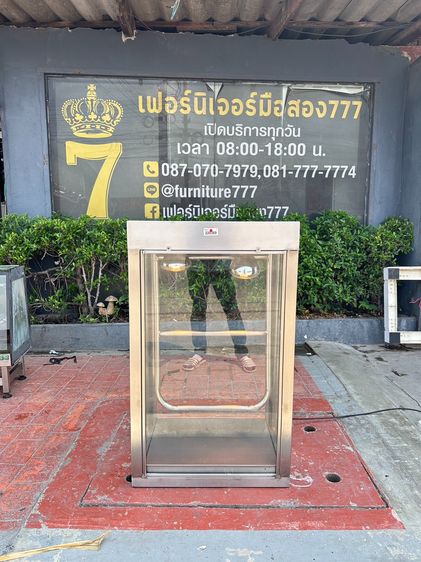 อื่นๆ ตู้โชว์สแตนเลส ด้านในไฟและราวแขวน โครงฐานสแตนเลสติดกระจกใส 3 ด้าน