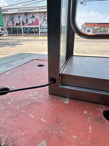 ตู้โชว์สแตนเลส ด้านในไฟและราวแขวน โครงฐานสแตนเลสติดกระจกใส 3 ด้าน รูปที่ 10