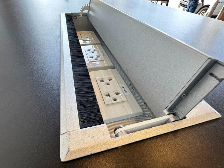 โต๊ะทำงาน ทรงสูง ท็อปมีรางปลั๊ก ฝาพลาสติกเปิดได้ 2 ฝั่ง โครงขาเหล็กสีดำ (ขนาดกว้าง 200 CM.) รูปที่ 7