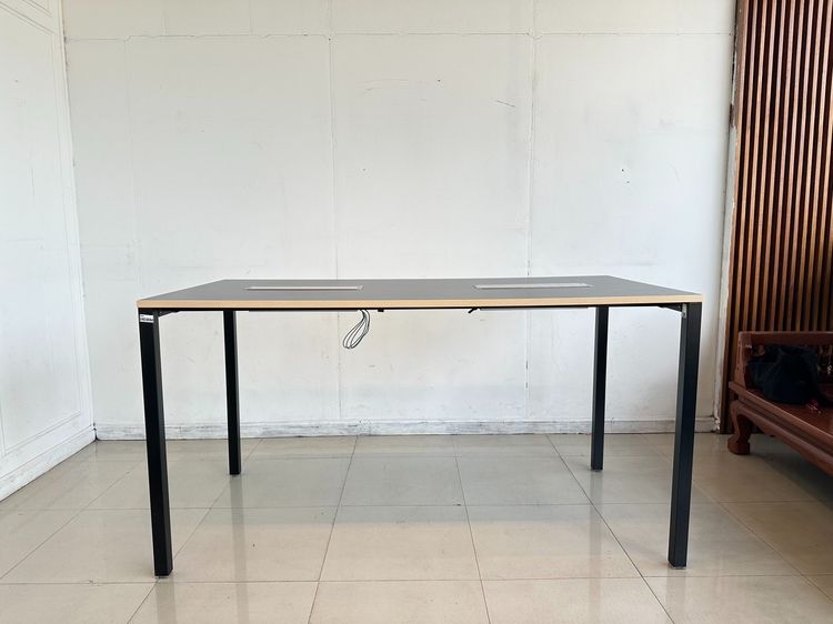 ไม้ โต๊ะทำงาน ทรงสูง ท็อปมีรางปลั๊ก ฝาพลาสติกเปิดได้ 2 ฝั่ง โครงขาเหล็กสีดำ (ขนาดกว้าง 200 CM.)