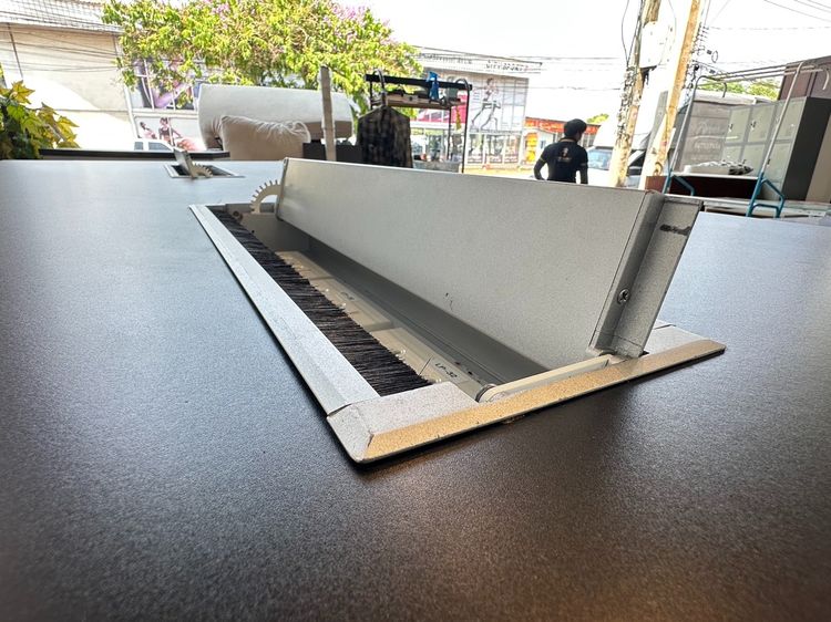 โต๊ะทำงาน ทรงสูง ท็อปมีรางปลั๊ก ฝาพลาสติกเปิดได้ 2 ฝั่ง โครงขาเหล็กสีดำ (ขนาดกว้าง 200 CM.) รูปที่ 6