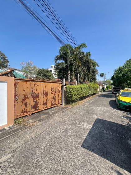 ที่ดินเปล่า บนถนนลาดพร้าว ในซอยโรงพยาบาลเวชธานี บางกะปิ กรุงเทพ