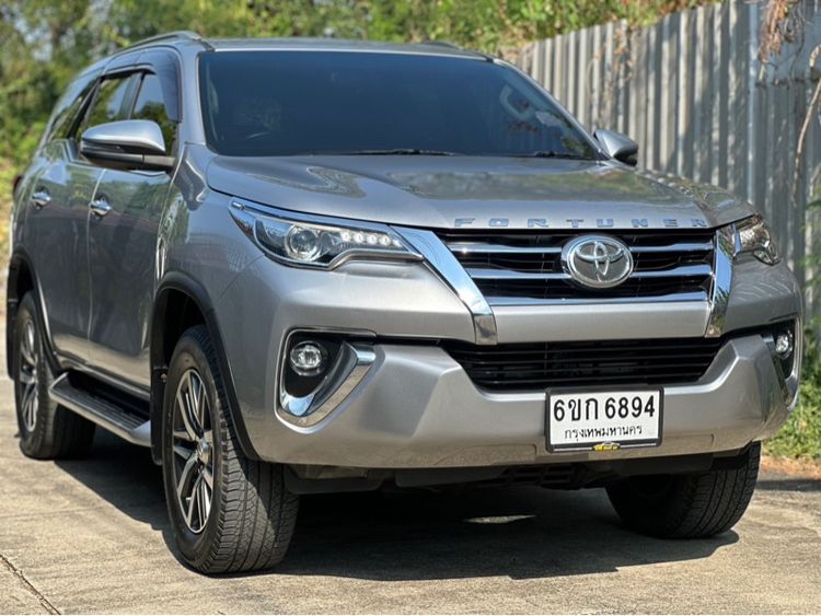 Toyota Fortuner 2017 2.8 V 4WD Utility-car ดีเซล ไม่ติดแก๊ส เกียร์อัตโนมัติ บรอนซ์เงิน รูปที่ 2