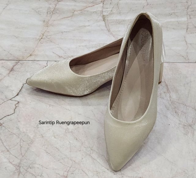 รองเท้าคัทชูหัวแหลม ผ้าซาติน สีเบจ SIZE 39 ยาว 24.5 ซม. รูปที่ 2