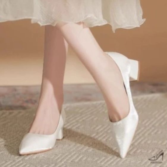 รองเท้าคัทชูหัวแหลม ผ้าซาติน สีเบจ SIZE 39 ยาว 24.5 ซม.