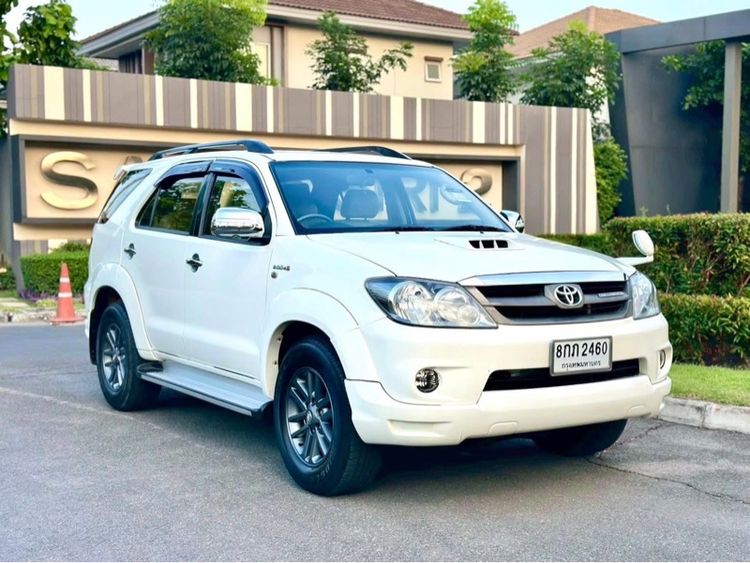 รถ Toyota Fortuner 3.0 V Smart 4WD สี ขาว