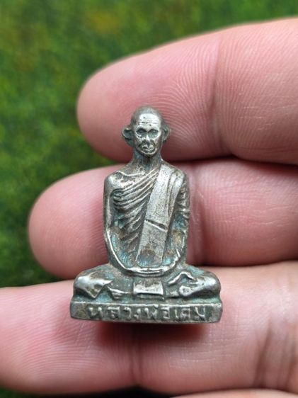 พระรูปหล่อหลวงพ่อเดิมวัดหนองโพ