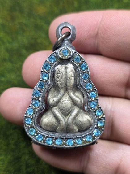 พระปิดตาสายตลับฝังพลอยเก่าๆ