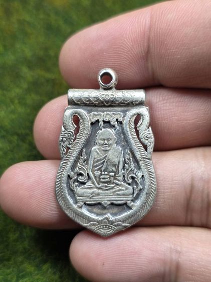 พระเหรียญหลวงปู่เอี่ยมเก่าๆ เนื้อสีเงิน