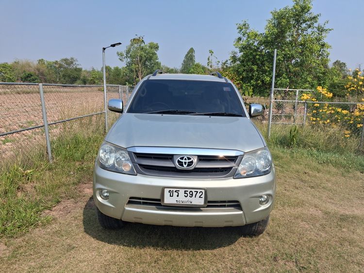 รถ Toyota Fortuner 2.4 V 4WD สี บรอนซ์ทอง