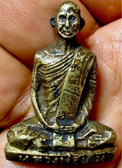 หลวงพ่อเดิมปั๊มรูปเหมือนปี2482 พิมพ์นิยมเนื้อเก่าผิวหิ้งเดิมๆคมชัดลึกถึงยุคพระเหมาๆบ้านๆ พระคนแก่เก่าๆเก็บ ทิ้งใว้ก่อนจากไป 