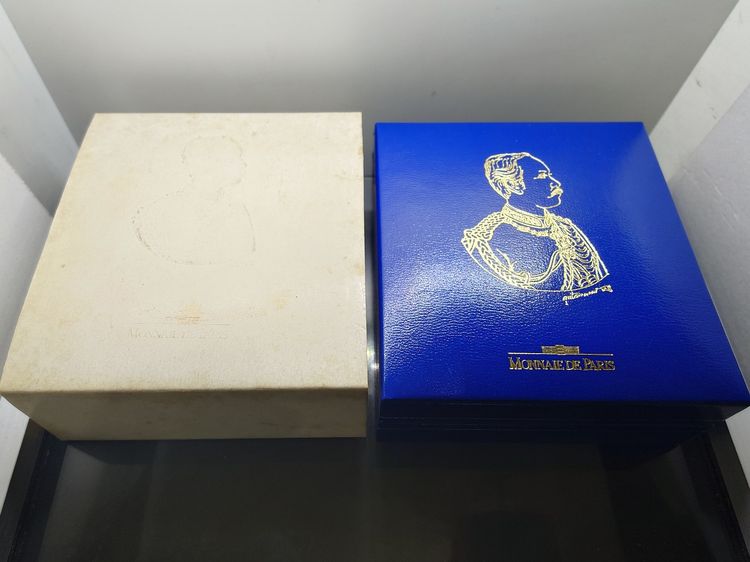 เหรียญรัชกาลที่5 หลังจปร. โมเน่ร์ เดอ ปารีส เนื้อบรอนซ์ นูนสูง รุ่นกาญจนาภิเษก ปี2539 พร้อมกล่อง และใบเซอร์ รูปที่ 9