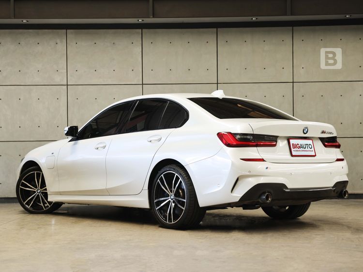 BMW Series 3 2022 330e Sedan ปลั๊กอินไฮบริด (PHEV) ไม่ติดแก๊ส เกียร์อัตโนมัติ ขาว รูปที่ 4