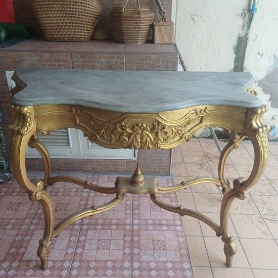 .ขายของเก่ามีอยู่ด้วยกัน 4 อย่างโต๊ะ 2 ตัวนางรำงานเก่าของเก่า 2 ตัว 1 คู่