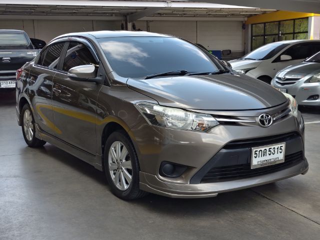 รถ Toyota Vios 1.5 E สี น้ำตาล