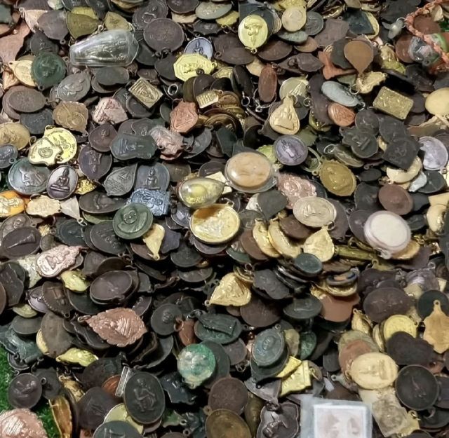 รวมพระเหรียญเกจิอาจารย์ดัง แบบสุ่ม 50 เหรียญ 3,900บาท รูปที่ 5