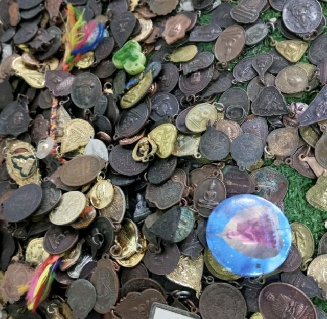 รวมพระเหรียญเกจิอาจารย์ดัง แบบสุ่ม 50 เหรียญ 3,900บาท รูปที่ 12