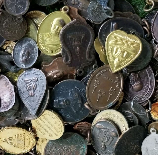 รวมพระเหรียญเกจิอาจารย์ดัง แบบสุ่ม 50 เหรียญ 3,900บาท รูปที่ 2