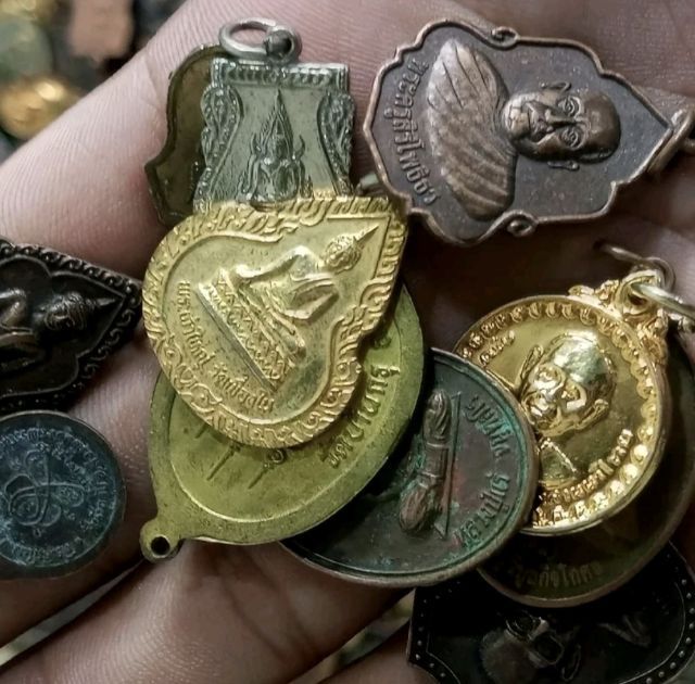 รวมพระเหรียญเกจิอาจารย์ดัง แบบสุ่ม 50 เหรียญ 3,900บาท รูปที่ 6