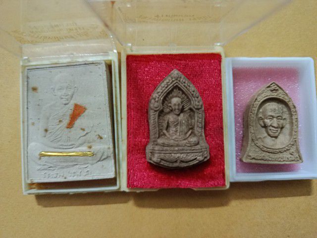 พระเนื้อผงหลวงพ่อเกษม เขมโก