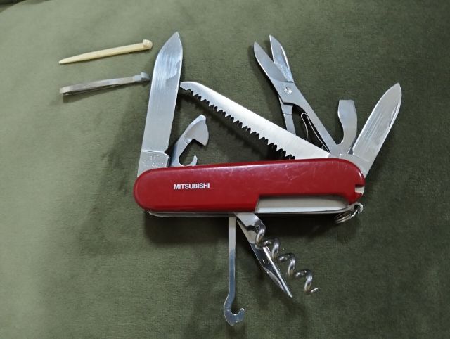 มีดพับ มีดเดินป่า Victorinox Huntsman Swiss Army ขนาด 91 มม. แท้มือสอง เครื่องมือสวยครบคมเดิมไม่ผ่านการลับประกับแน่นกระชับราคา 830.-รวมส่งเก็บเงินปลายทาง