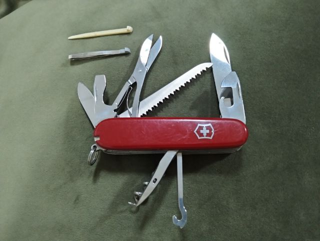 Victorinox Huntsman Swiss Army ขนาด 91 มม. แท้มือสอง เครื่องมือสวยครบคมเดิมไม่ผ่านการลับประกับแน่นกระชับราคา 830.-รวมส่งเก็บเงินปลายทาง รูปที่ 2