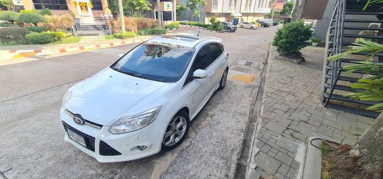 รถ Ford Focus 2.0 Sport สี ขาว