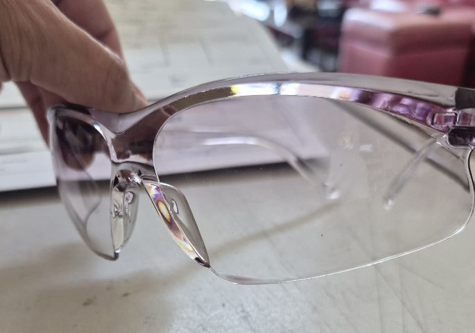 เเว่นกันลมสีใส