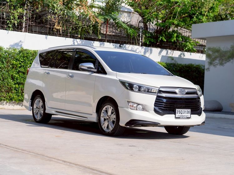 รถ Toyota Innova 2.8 Crysta V สี ขาว